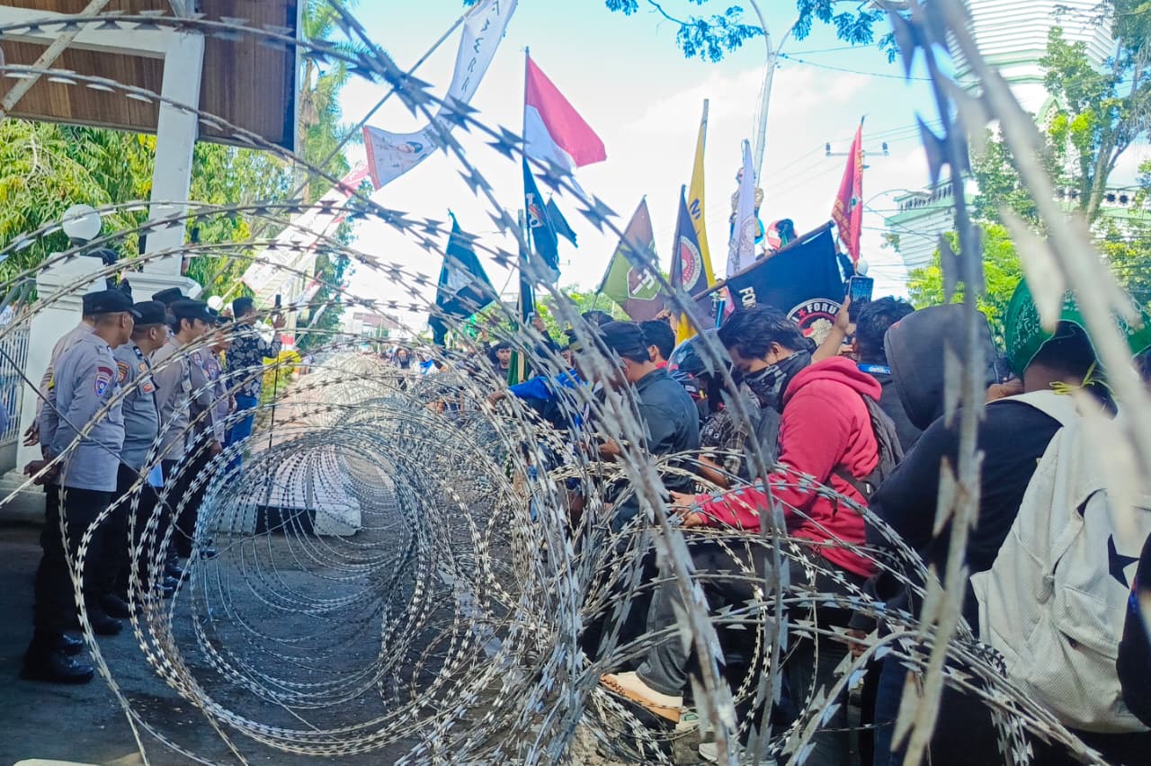 Demo Tolak Kenaikan PBB-P2 di Bone Ricuh, 5 Pendemo Dilarikan ke Rumah Sakit