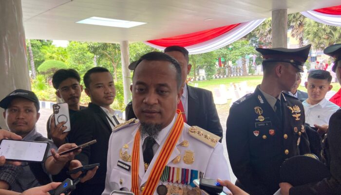 Gubernur Sulsel Andi Sudirman Bantu Biaya Pengobatan Korban Demo Ricuh di Bone