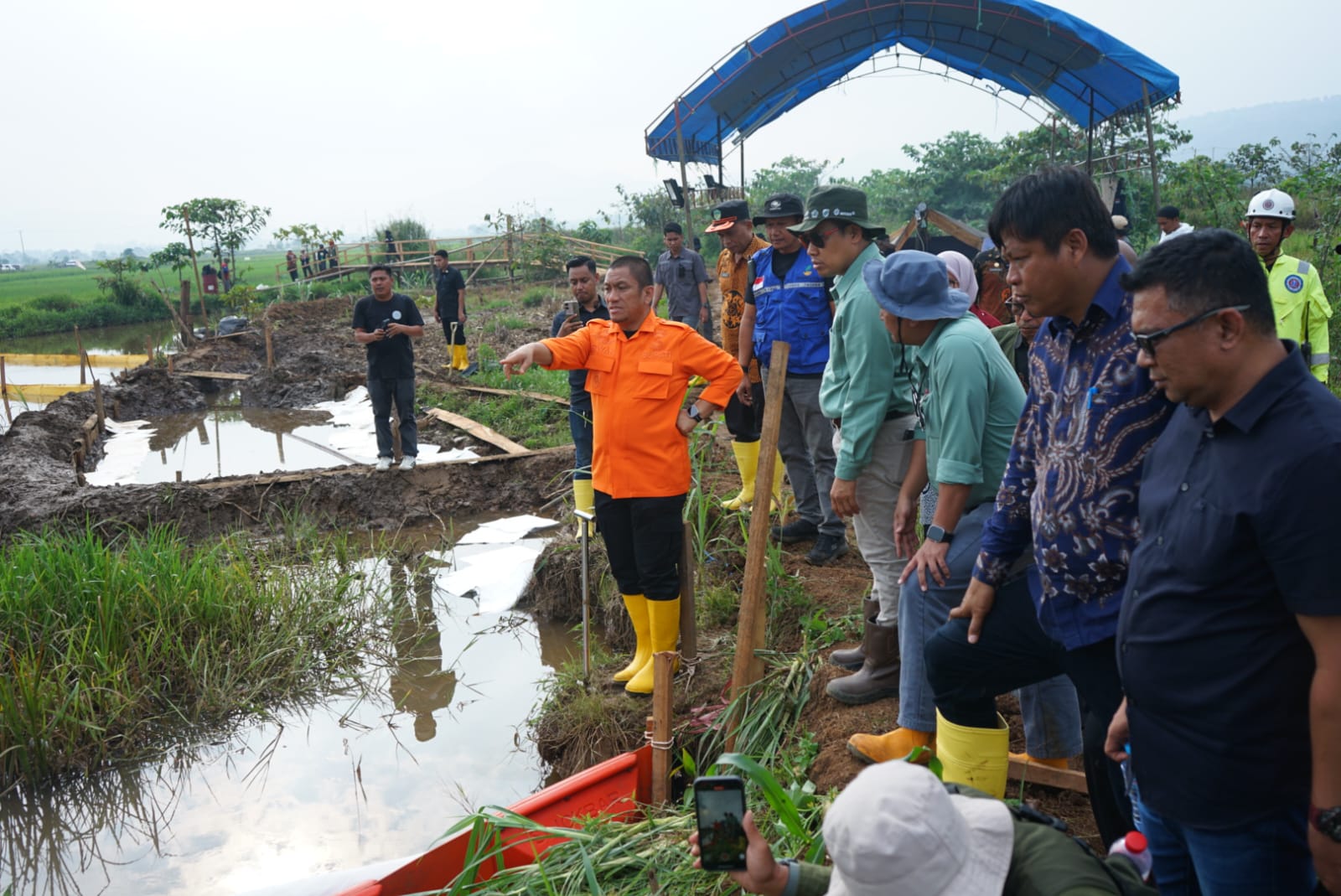 Patahkan Spekulasi, Bupati Lutim Minta Uji Lab Tanah, Air, dan Udara