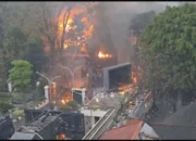 Kobaran Api Lahap Bangunan Aset MPR RI di Depan DPRD Jabar