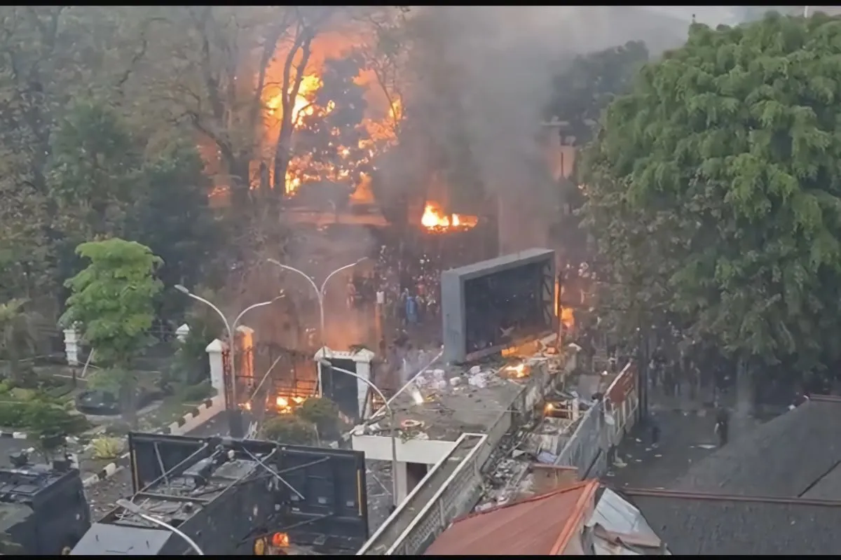 Kobaran Api Lahap Bangunan Aset MPR RI di Depan DPRD Jabar