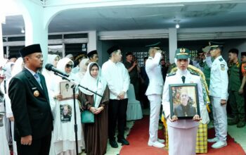 Gubernur Andi Sudirman Lepas Jenazah Mantan Sekprov Sulsel Mappatoeroeng Parawansa Gubernur Andi Sudirman Lepas Jenazah Mantan Sekprov Sulsel Mappatoeroeng Parawansa
