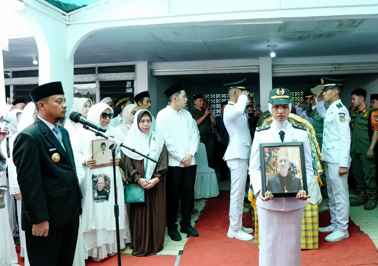 Gubernur Andi Sudirman Lepas Jenazah Mantan Sekprov Sulsel Mappatoeroeng Parawansa