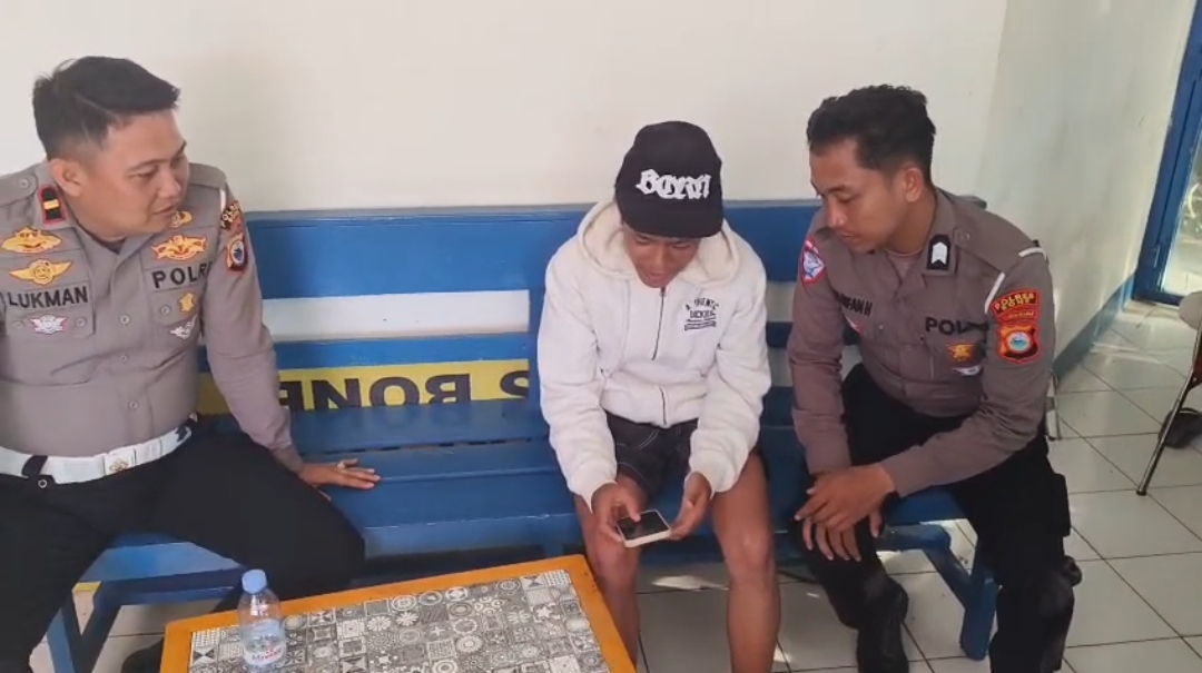 Personel Satlantas Bone Tunjukkan Kejujuran, Serahkan HP Temuan ke Pemilik