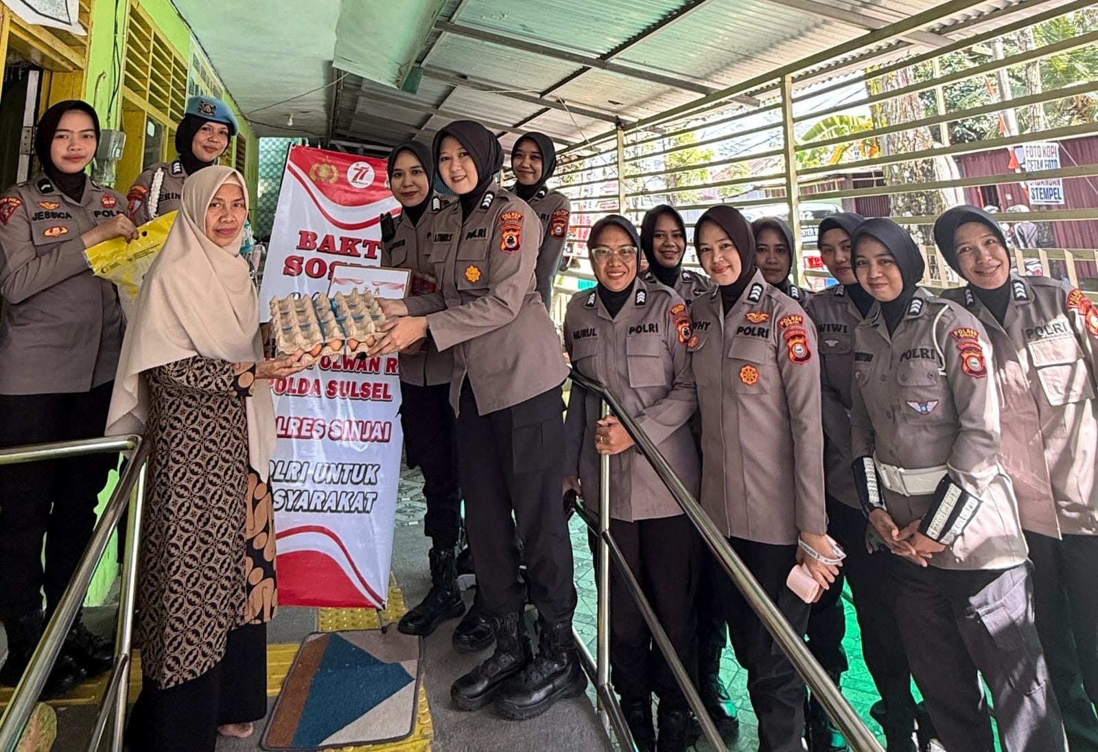 Jelang HUT ke-77, Polwan Polres Sinjai Tebar Kepedulian