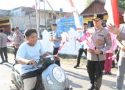 Semarak Kemerdekaan, Kapolres Sidrap Bagikan Ratusan Bendera ke Pengguna Jalan