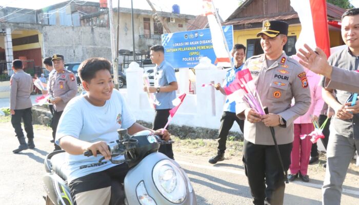 Semarak Kemerdekaan, Kapolres Sidrap Bagikan Ratusan Bendera ke Pengguna Jalan