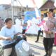 Semarak Kemerdekaan, Kapolres Sidrap Bagikan Ratusan Bendera ke Pengguna Jalan