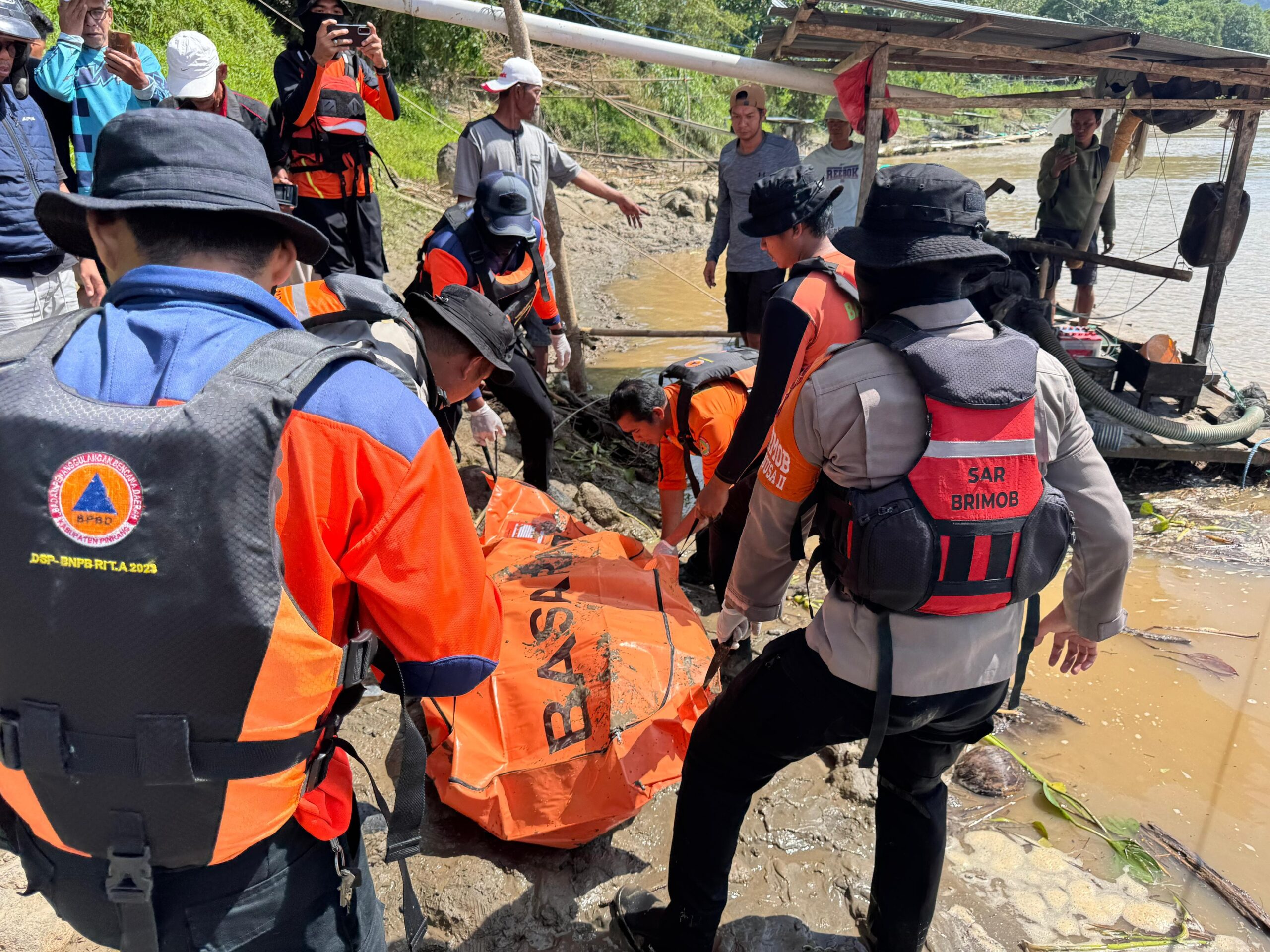 Tim SAR dan Brimob Temukan Korban Diduga Bunuh Diri di Bendungan Benteng Pinrang