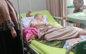Kepala Dinas Sinjai Sambangi RSUD, Jenguk Wali Kelas Semasa Sekolah yang Dirawat Kepala Dinas Sinjai Sambangi RSUD, Jenguk Wali Kelas Semasa Sekolah yang Dirawat