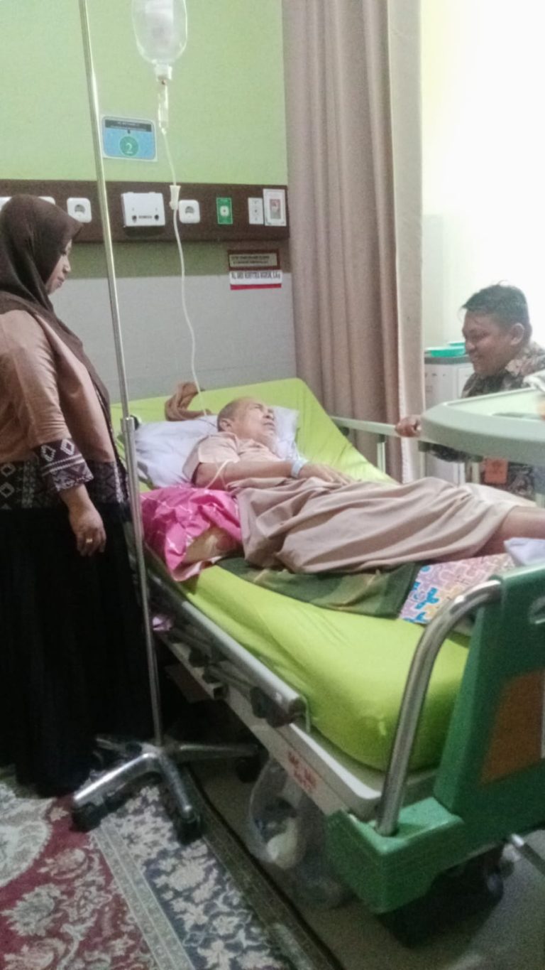 Kepala Dinas Sinjai Sambangi RSUD, Jenguk Wali Kelas Semasa Sekolah yang Dirawat