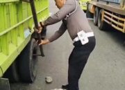 Viral di Facebook,  Anggota Satlantas Polres Sidrap Bantu Sopir Truk Ganti Ban