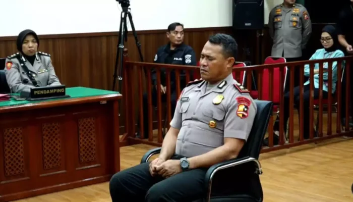 Dipecat dari Polri, Kompol Cosmas Tak Kuasa Tahan Tangis Minta Maaf