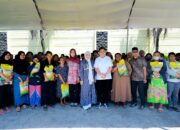 Fatmawati Rusdi dan DPRD Sulsel Gelar Jumat Berkah Bagi-Bagi Beras ke Warga