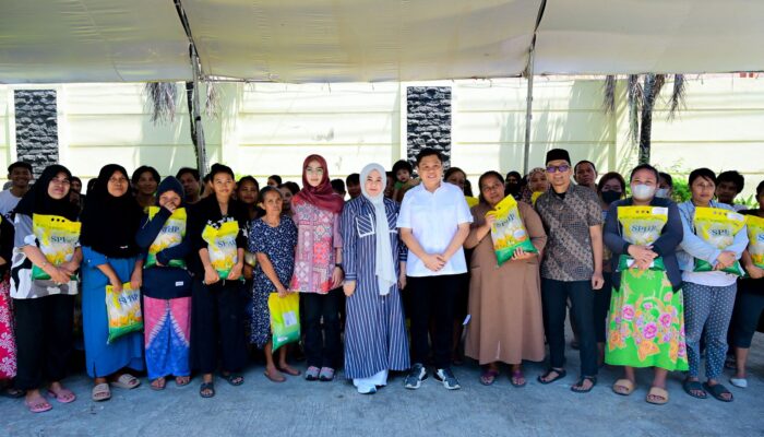 Fatmawati Rusdi dan DPRD Sulsel Gelar Jumat Berkah Bagi-Bagi Beras ke Warga