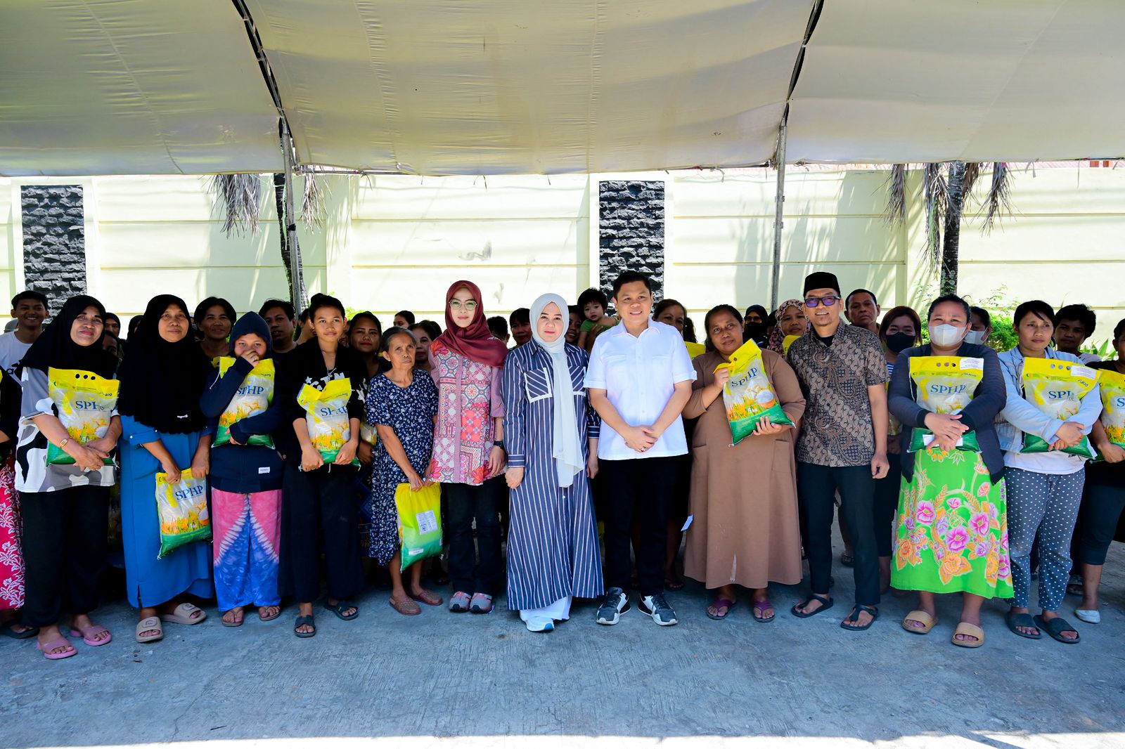 Fatmawati Rusdi dan DPRD Sulsel Gelar Jumat Berkah Bagi-Bagi Beras ke Warga