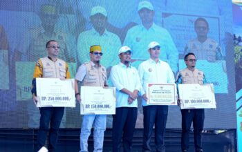 Gubernur Andi Sudirman Serahkan Rp15 Miliar untuk Pangkep