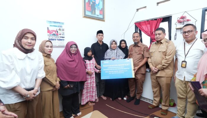 Gubernur Sulsel Serahkan Santunan dan Motor untuk Keluarga Kasi Kesra Korban Kebakaran DPRD