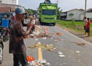 Pedagang Pasar Bua Hambur Sampah di Jalan Trans Sulawesi, Sebabkan Kemacetan