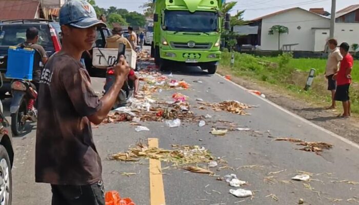 Pedagang Pasar Bua Hambur Sampah di Jalan Trans Sulawesi, Sebabkan Kemacetan