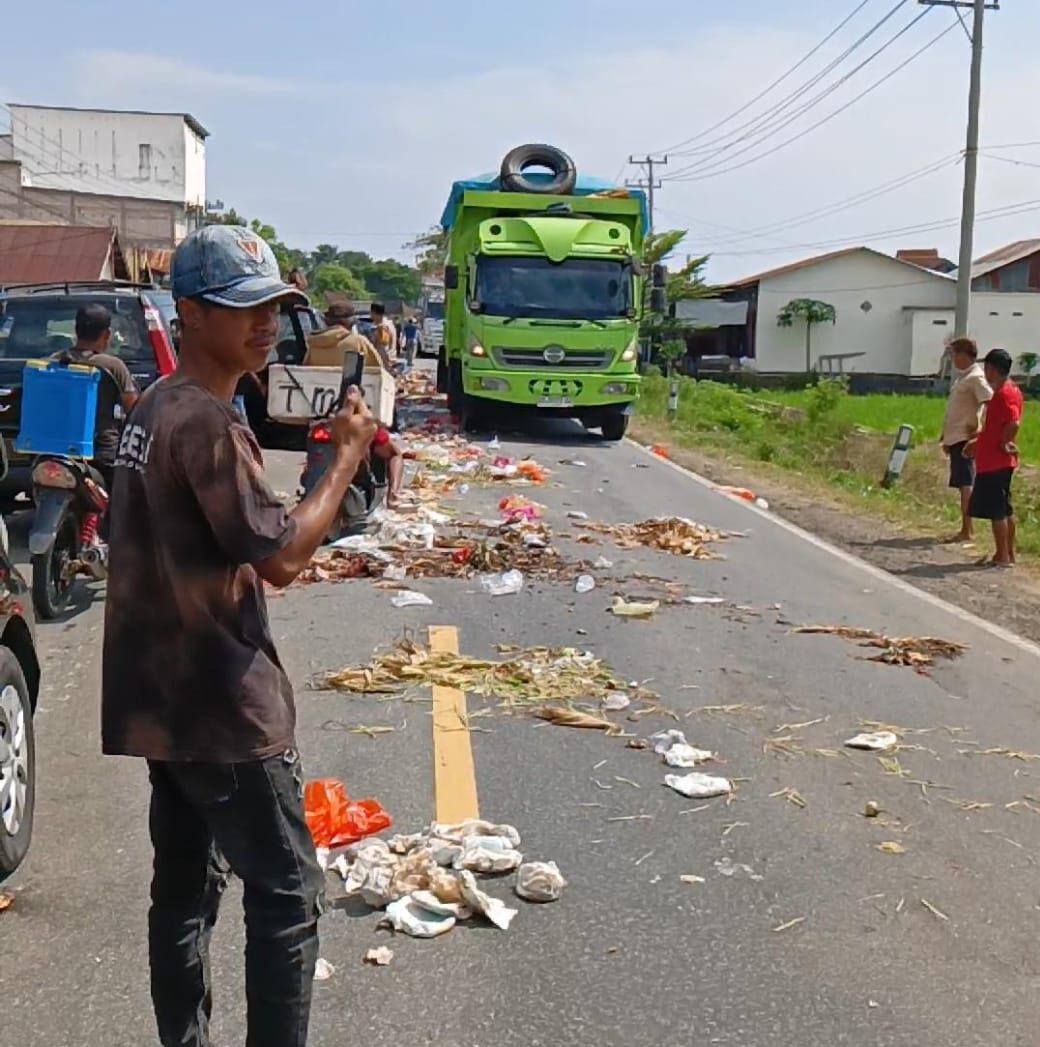 Pedagang Pasar Bua Hambur Sampah di Jalan Trans Sulawesi, Sebabkan Kemacetan