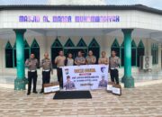 Sambut HUT Lantas, Personel Satlantas Sidrap Gelar Baksos Bersihkan Masjid