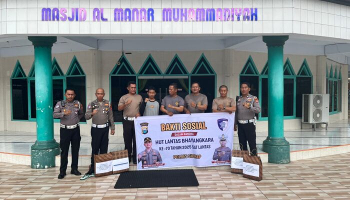 Sambut HUT Lantas, Personel Satlantas Sidrap Gelar Baksos Bersihkan Masjid