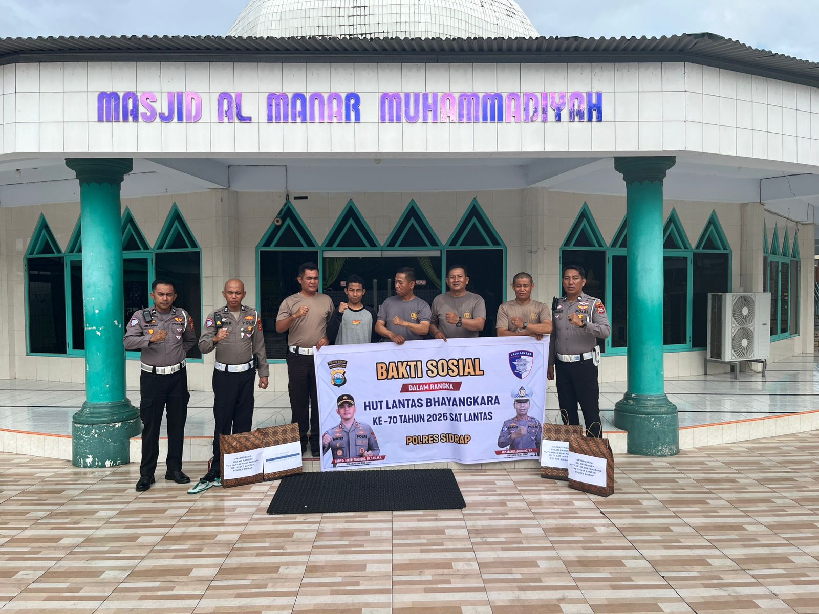 Sambut HUT Lantas, Personel Satlantas Sidrap Gelar Baksos Bersihkan Masjid