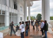 Sejumlah Masyarakat Kerja Bakti Bersama di Gedung DPRD Kota Palopo