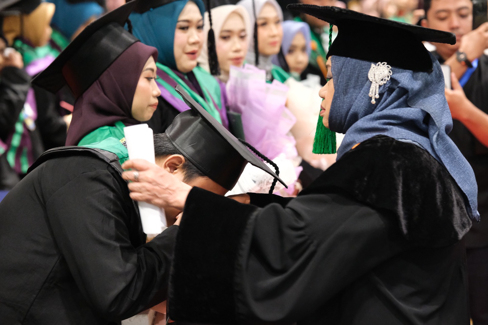 Kisah Inspiratif Warnai Wisuda UMI, Dari Yatim Piatu hingga Tunanetra