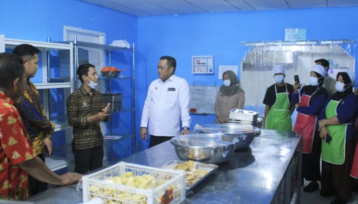 Bupati Luwu Tekankan Penggunaan Bahan Baku Lokal dalam Program MBG