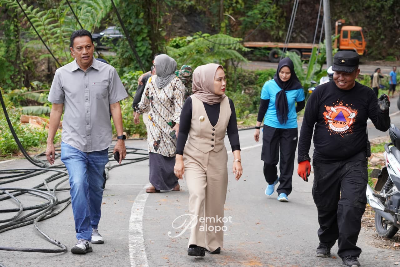 Wali Kota Palopo Turun Langsung Pantau Pembersihan Longsor