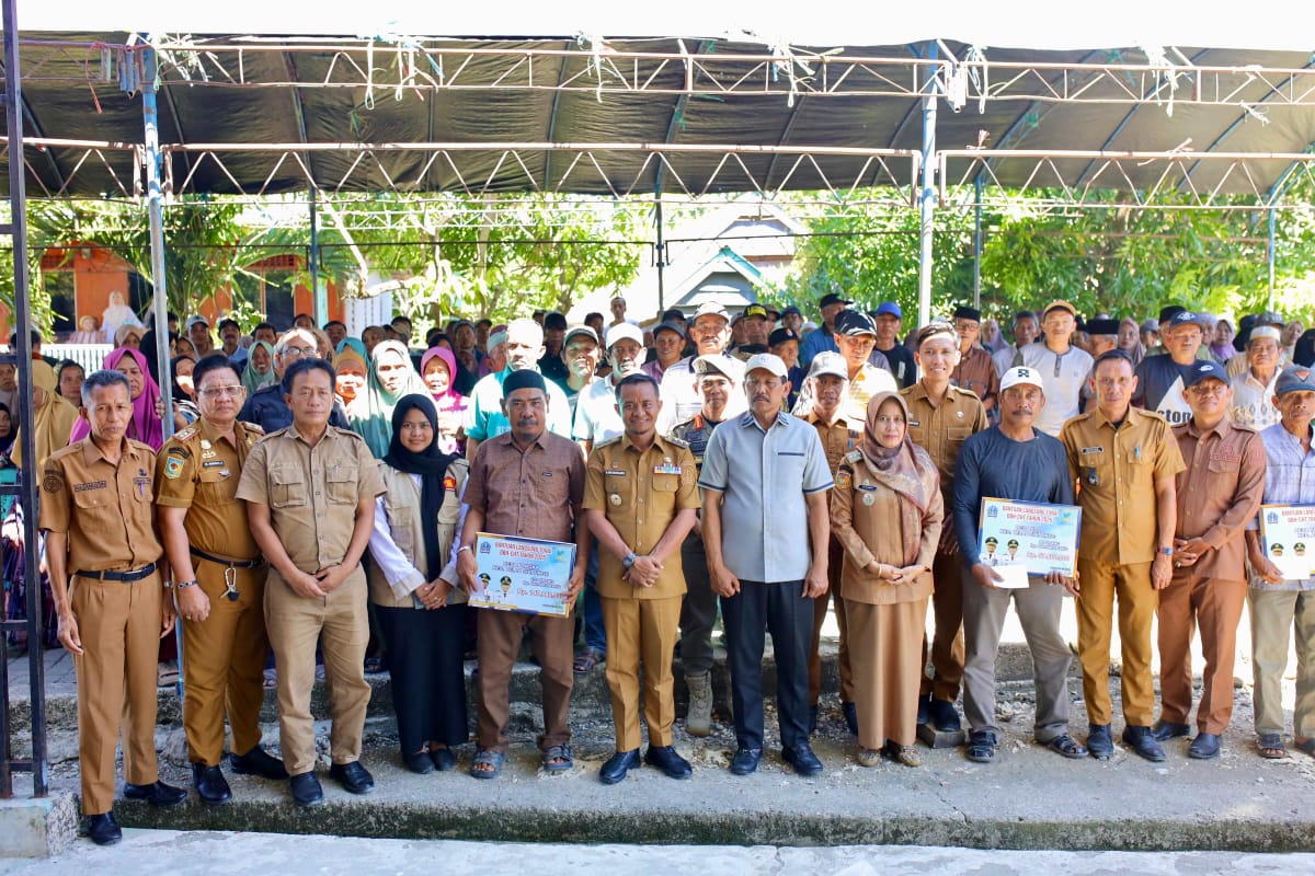 Bupati Bone Salurkan BLT DBHCHT untuk Petani dan Buruh Tani Tembakau