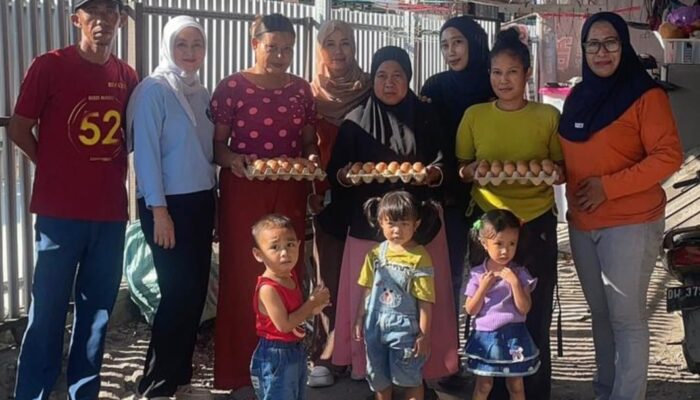 Dukung Zero New Stunting, Tim RMS Berbagi Bagikan Telur ke Warga Sidrap