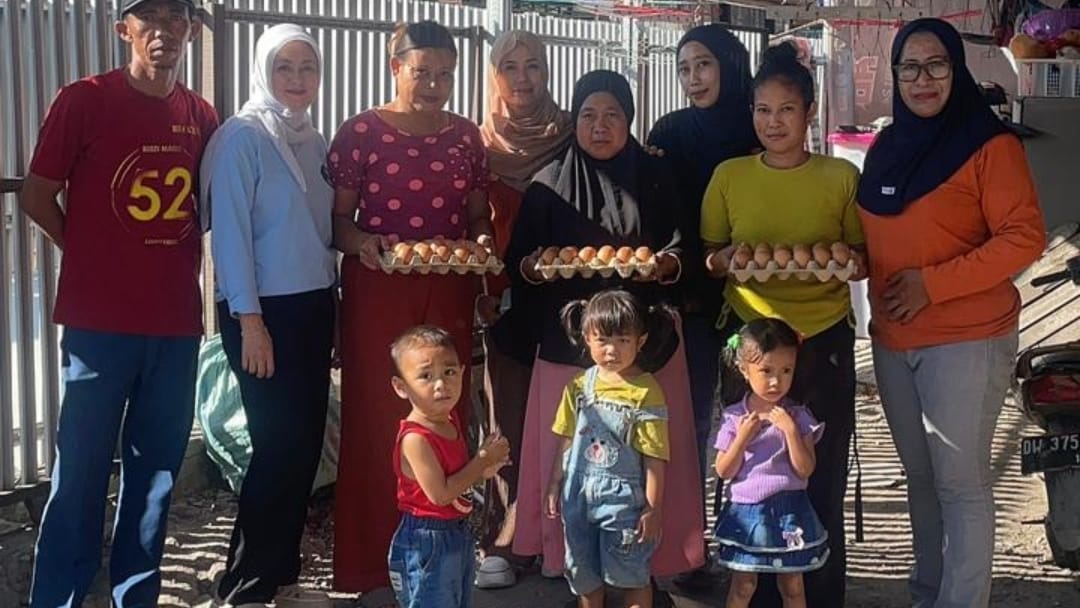 Dukung Zero New Stunting, Tim RMS Berbagi Bagikan Telur ke Warga Sidrap