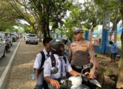 Satlantas Bone Tegur Pelajar yang Tak Pakai Helm Saat Berkendara