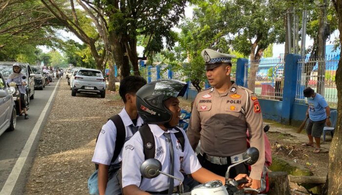 Satlantas Bone Tegur Pelajar yang Tak Pakai Helm Saat Berkendara