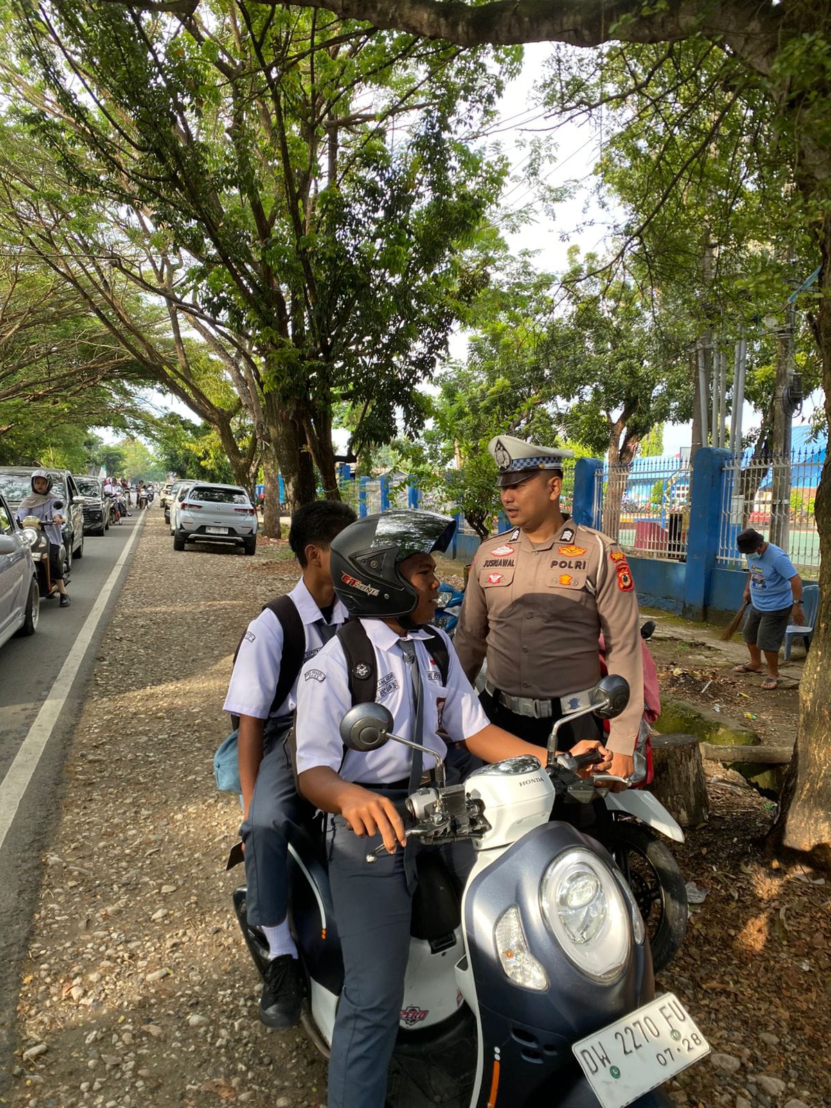 Satlantas Bone Tegur Pelajar yang Tak Pakai Helm Saat Berkendara