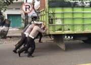 Viral Aksi Polisi Sidrap Bantu Dorong Truk Mogok di Jalan