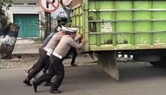 Viral Aksi Polisi Sidrap Bantu Dorong Truk Mogok di Jalan