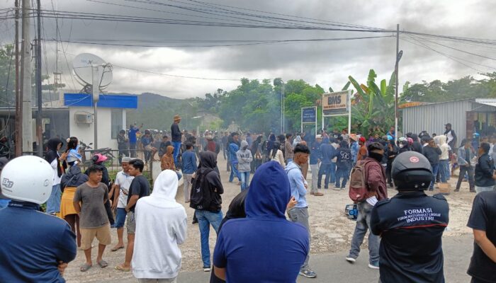 Warga dan Mahasiswa Demo PT BMS, Blokade Trans Sulawesi, 2 Jam Macet