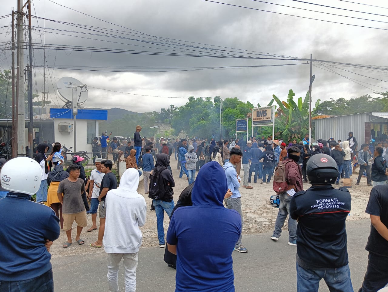 Warga dan Mahasiswa Demo PT BMS, Blokade Trans Sulawesi, 2 Jam Macet