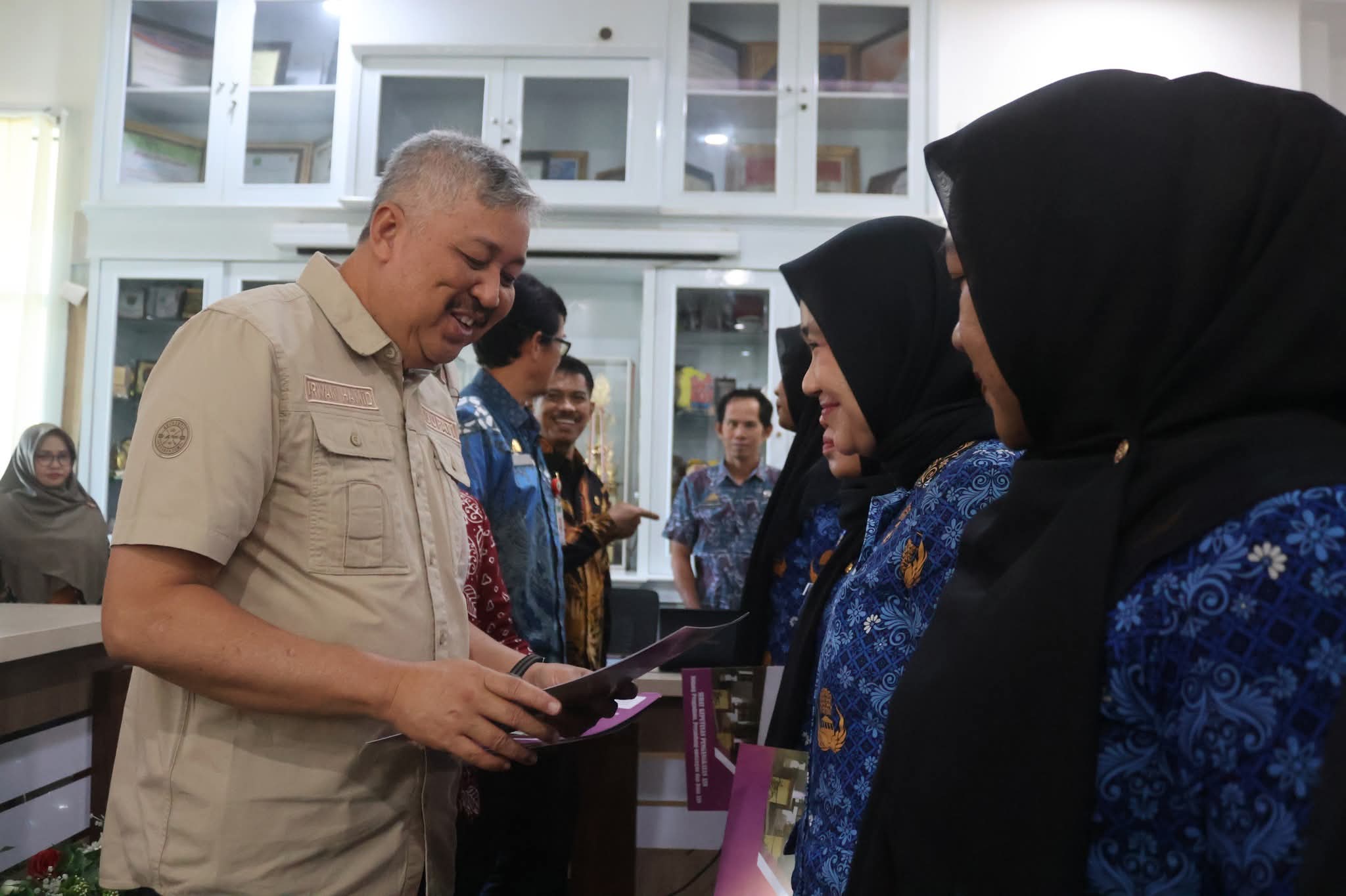 Bupati Pinrang Serahkan SK CPNS, PNS, dan PPPK Tahap II Tahun 2025