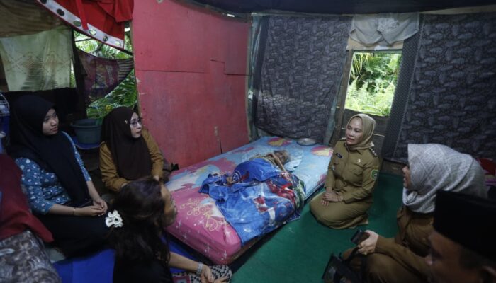 Wali Kota Palopo Sapa Warga Pontap, Serahkan Bantuan Pribadi kepada Masyarakat