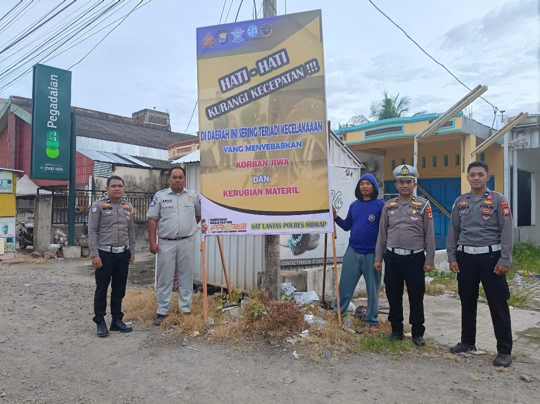Tekan Angka Kecelakaan, Satlantas Polres Sidrap dan Jasa Raharja Pasang Baliho Imbauan