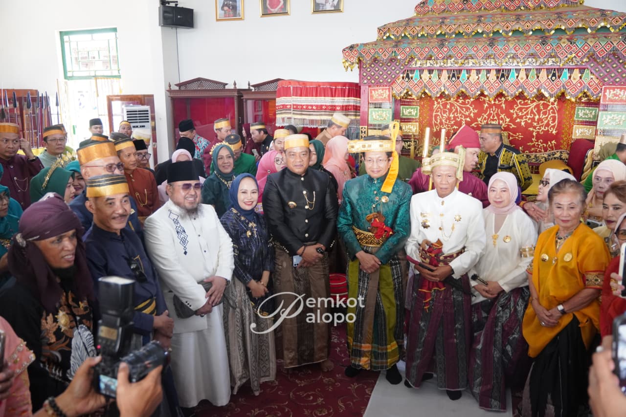 Berkunjung ke Palopo, Menteri Agama Terima Gelar Adat