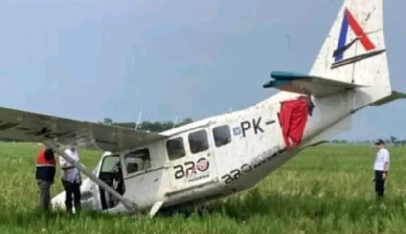Pesawat Ringan Hilang Kendali dan Jatuh di Area Pertanian Karawang