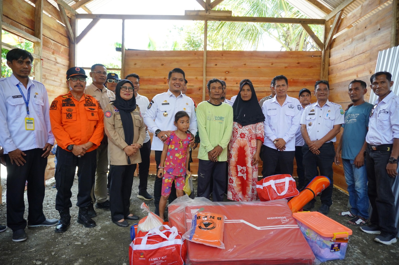 Wabup Luwu Serahkan Bantuan Darurat Bagi Warga Korban Angin Kencang
