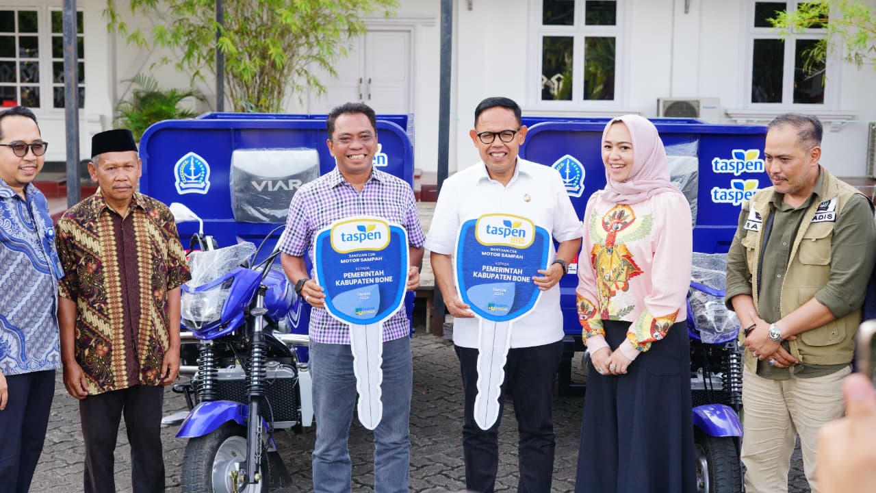 Wabup Bone Terima CSR Taspen, Dua Motor Sampah dan Dua Bedah Rumah Diserahkan