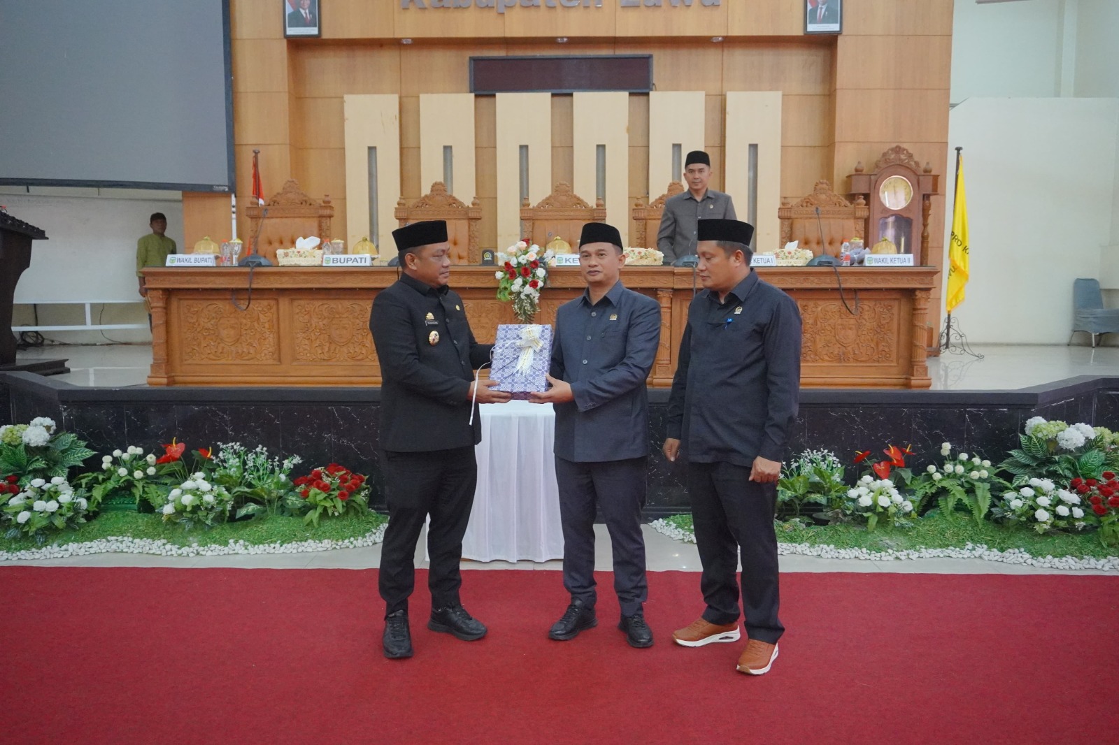 Bupati Luwu Serahkan Ranperda APBD 2026 ke DPRD
